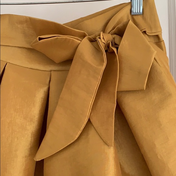 Gold flare skirt with bow - Picture 2 of 3